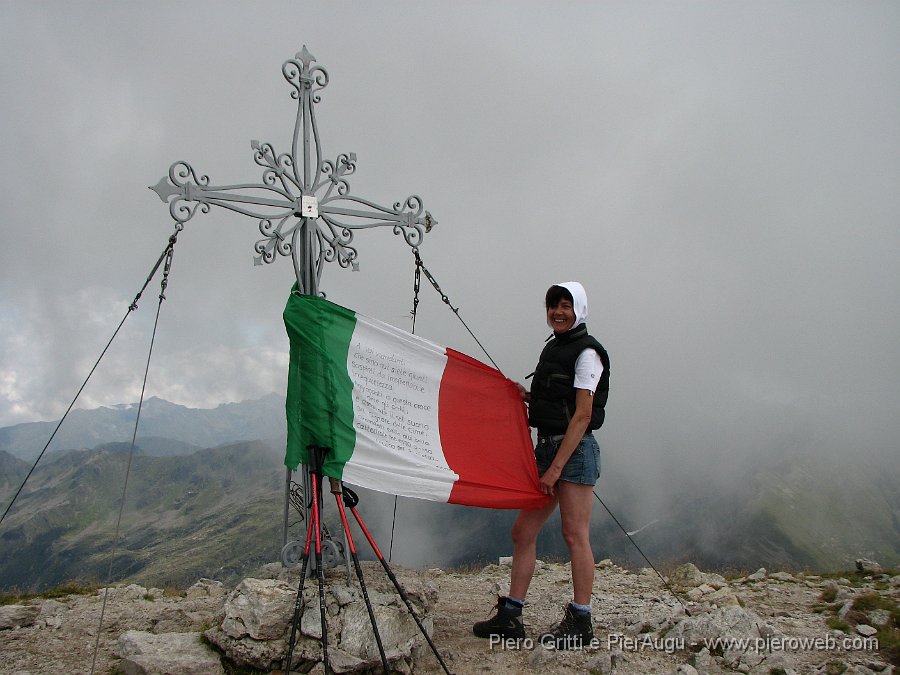 CornoStella 043.jpg - Sulla bandiera un messaggio per chi raggiunge la vetta